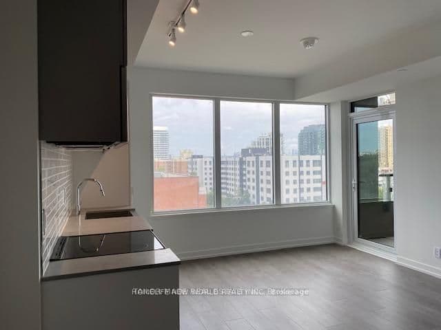 Suite 822 · Floor 8, Unit 822 · 270 Dufferin St