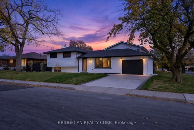 Detached at 4 Bermuda Court, Hamilton, ON L9C 2J8