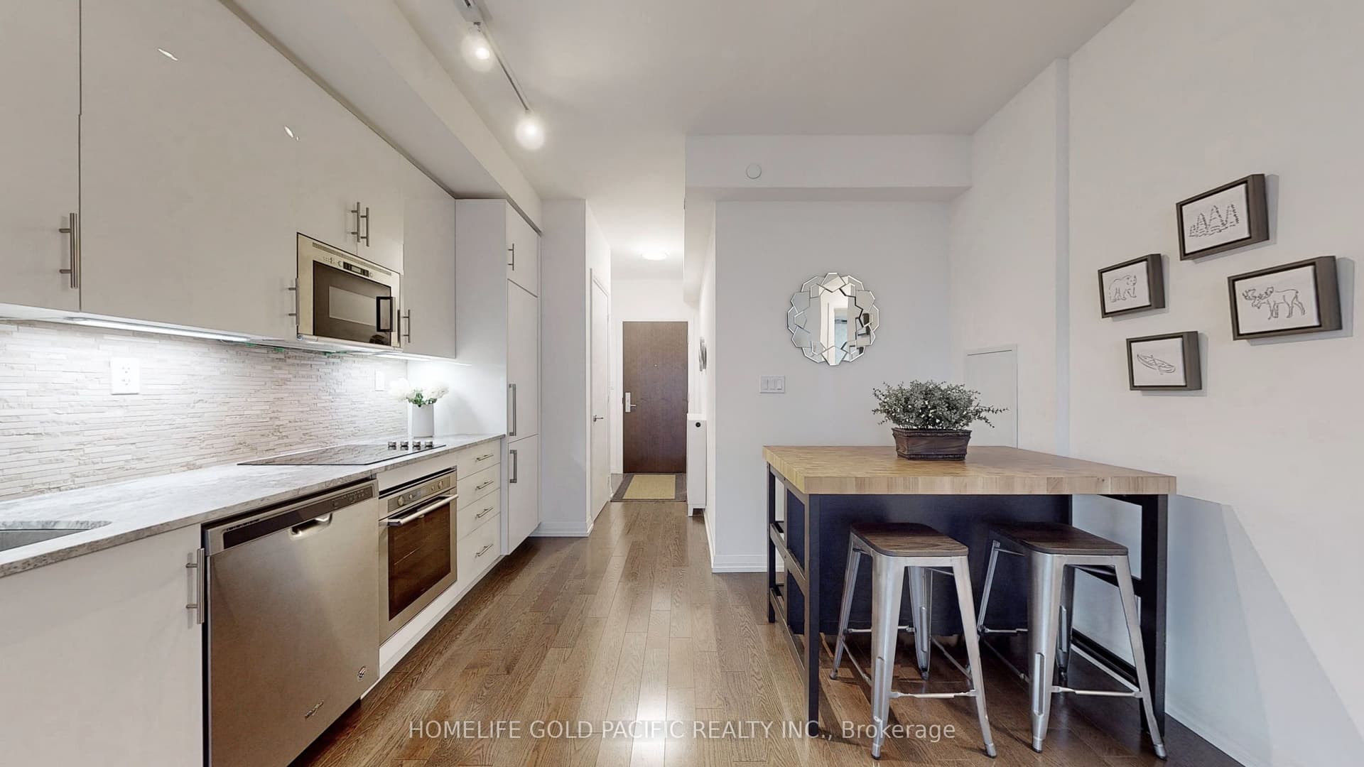 Suite 1718 · Floor 17, Unit 1718 · 460 Adelaide St E