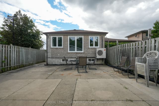 Semi-Detached at 674 Abana Road Lower, Mississauga, ON L5A 1H4