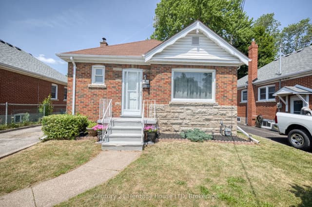 Detached at 6477 Barker Street, Niagara Falls, ON L2G 1Y6