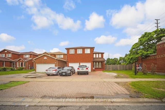 Detached at 692 Huntington Ridge Drive, Mississauga, ON L5R 1Z5
