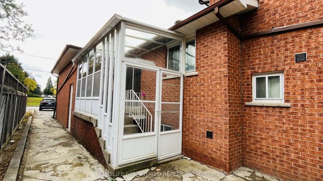 Detached at 38 Weldrick Road W Lower, Richmond Hill, ON L4C 3T8