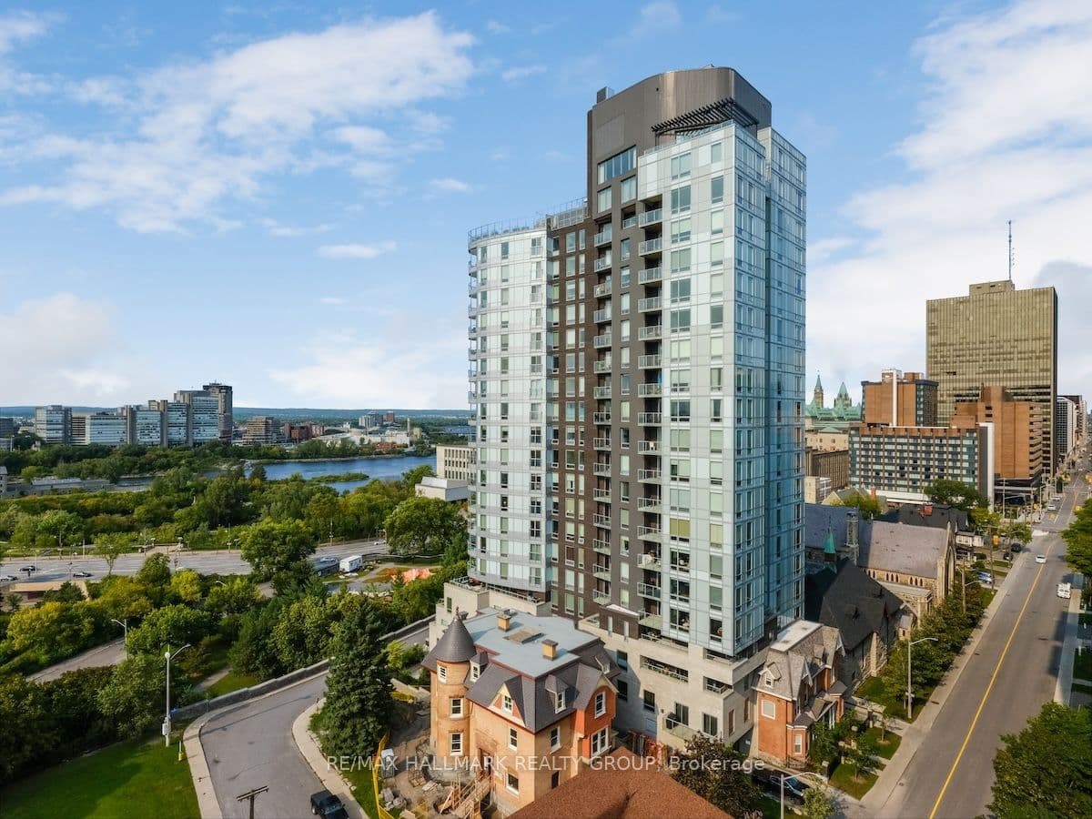 Suite 907 · Floor 9, Unit 907 · 428 Sparks St