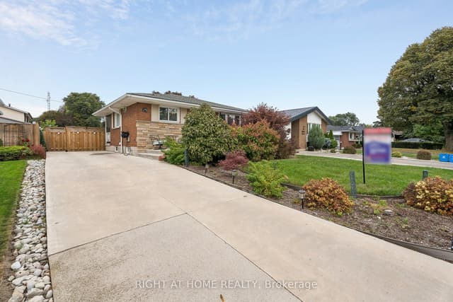 Detached at 25 Swallow Crescent, Hamilton, ON L9A 2M7