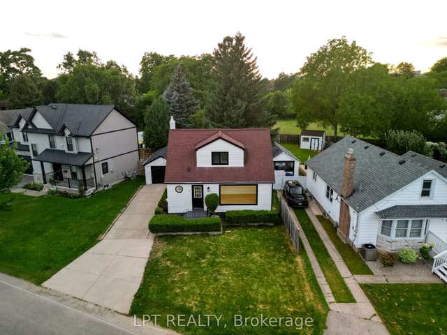 Detached at 18 Jubilee Drive, St. Catharines, ON L2M 4P8