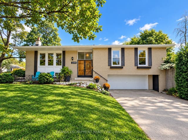 Detached at 2490 Yarmouth Crescent, Oakville, ON L6L 2M8