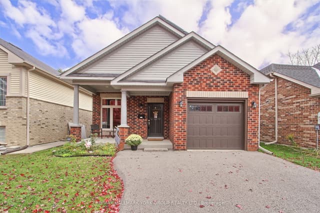Detached at 17 Hillview Drive, Newmarket, ON L3Y 4Y3