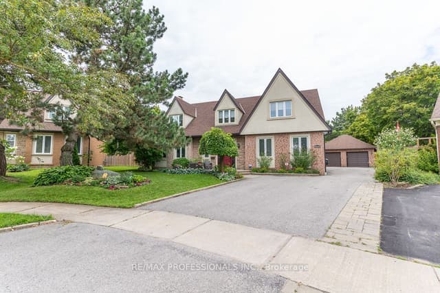 Detached at 2604 Barrisdale Court, Mississauga, ON L5N 2H2