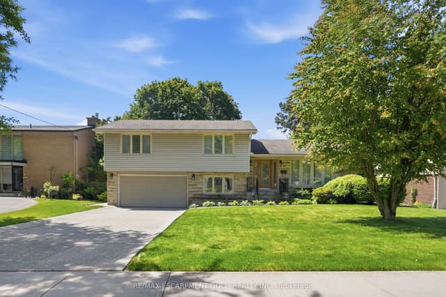 Detached at 7 Braemar Place, Hamilton, ON L9C 1C9