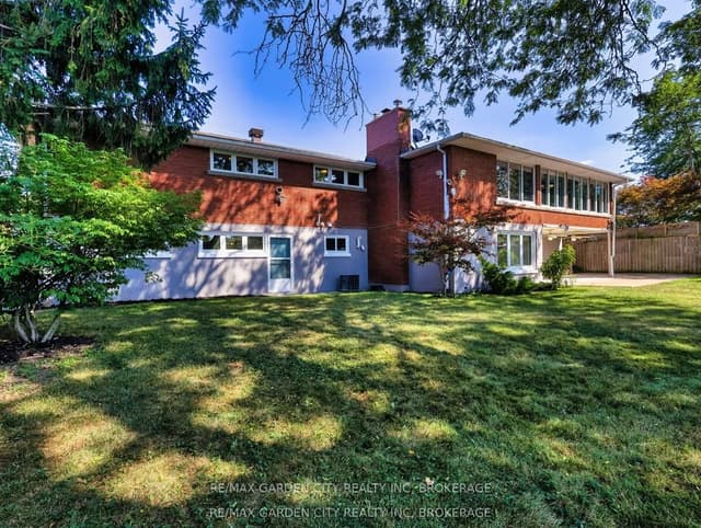 Detached at 28 MARSDALE Drive, St. Catharines, ON L2T 3S3