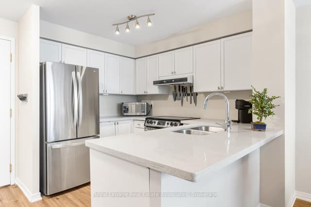 Condo Apartment at 2565 Erin Centre Boulevard PH7, Mississauga, ON L5M 6Z8