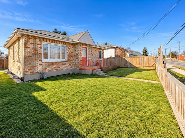 Detached at 1227 Trafalgar Street, London East, ON N5Z 1H6