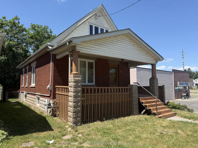 Detached at 827 Quebec Street, London East, ON N5Y 1X3