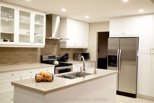 Detached at 3975 Seebring Crescent, Mississauga, ON L5L 3Y1