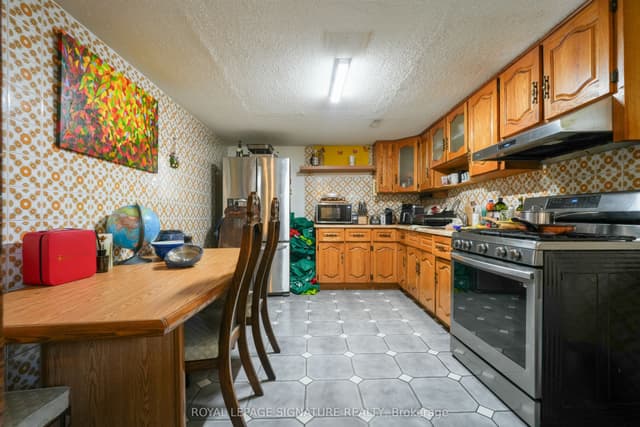 Semi-Detached at 674 Abana Road Room #3, Mississauga, ON L5A 1H4