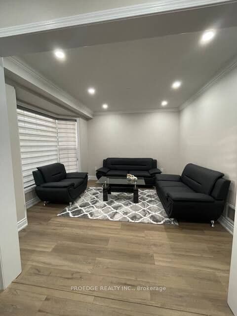 2357 Falkland Crescent