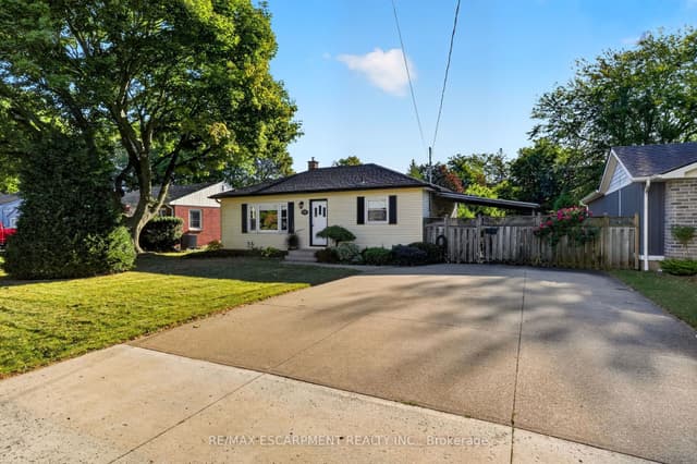 Detached at 416 Bartlett Avenue, Grimsby, ON L3M 2N4