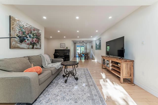 Detached at 1111 Kent Avenue, Oakville, ON L6H 1Z9