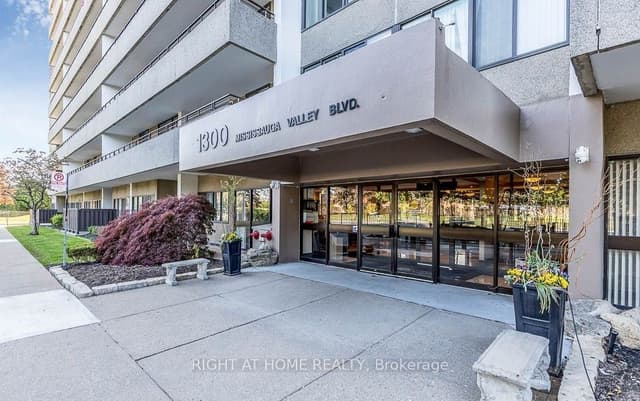 Condo Apartment at 1300 Mississauga Valley Boulevard 305, Mississauga, ON L5A 3S8